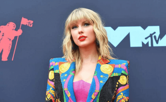 The internet comes through for Taylor Swift as she's cleared to perform at the AMA