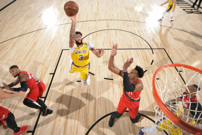Anthony Davis helps Lakers level series against the Blazers