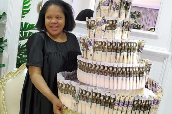 Nollywood actress actress Toyin Abraham turned 40 on Saturday, September 5th and she got a huge money cake as a gift.