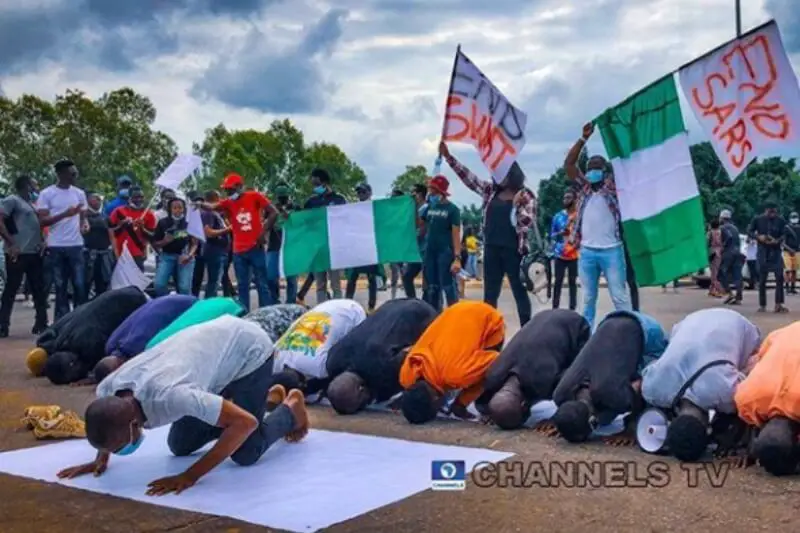 Muslim protesters hold Jummat prayers on the sslim