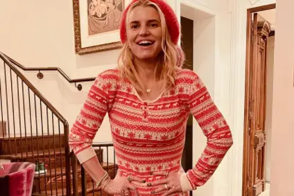 40-year-old Jessica Simpson shows off her wide thigh gap in new Christmas photo and fans are curious about how she lost 100 pounds of weight within one year.