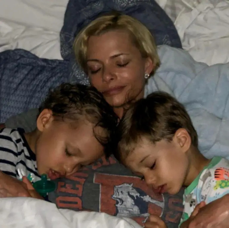Jaime Pressly And Her Twin Sons Leo And Lenon 768x765 