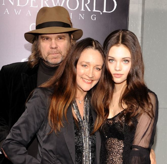 India Elsie with mother Olivia Hussey and father David