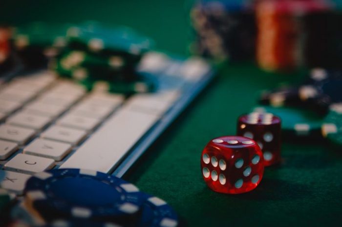 What makes poker an online casino favorite?