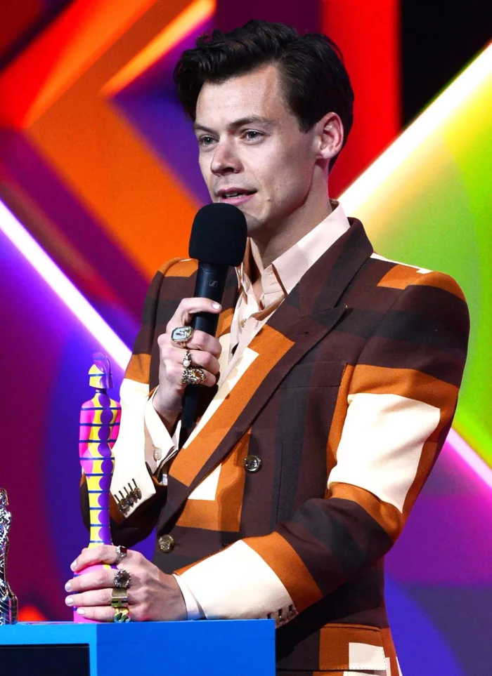Harry Styles thanks fans for reuniting him with lost ring