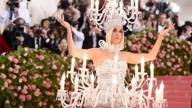 Katy Perry Showed up with a Chandelier Dress at the 2019 Met Gala