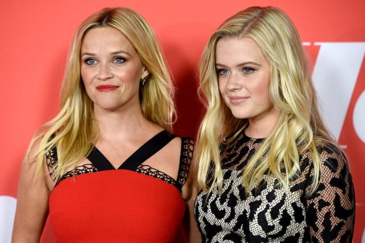 Ava Elizabeth Phillippe and her mother Reese Witherspoon 
