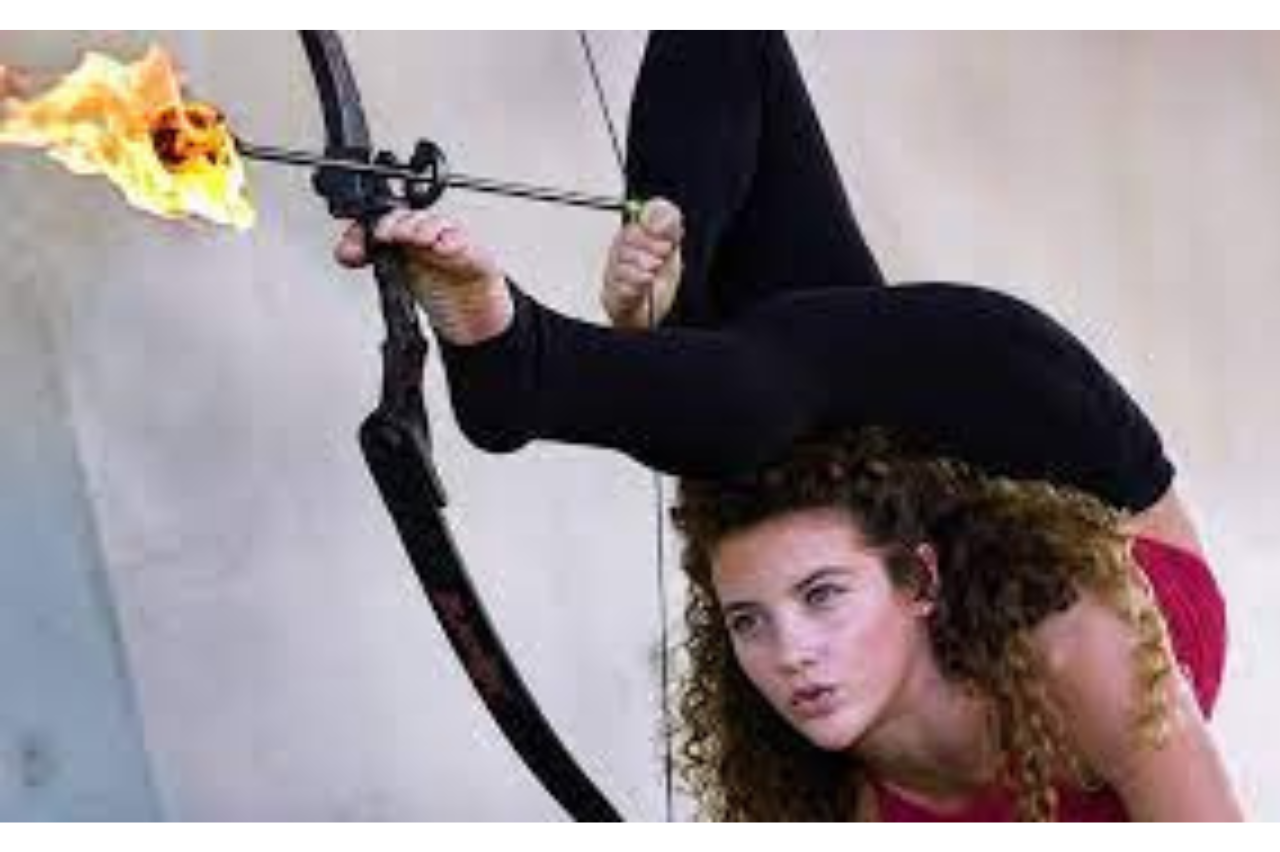 Sofie Dossi performing one of her incredible art